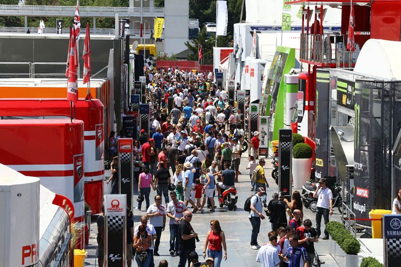 Ambiente en el paddock de Montmelo