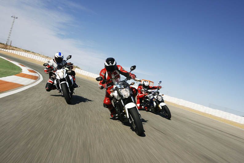 Comparativa naked en circuito