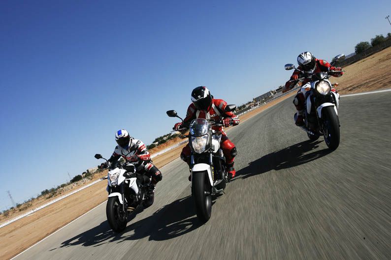 Comparativa naked en circuito