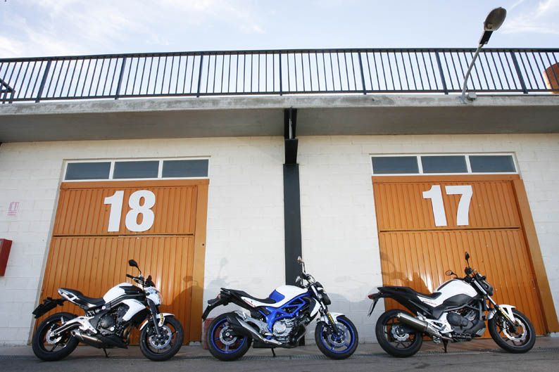 Comparativa naked en circuito