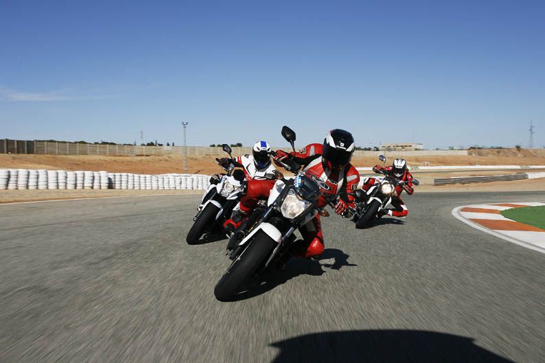 Comparativa naked en circuito