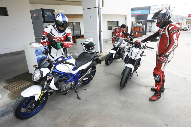 Comparativa naked en circuito