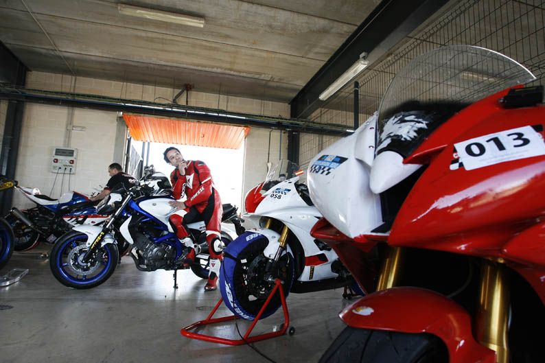 Comparativa naked en circuito