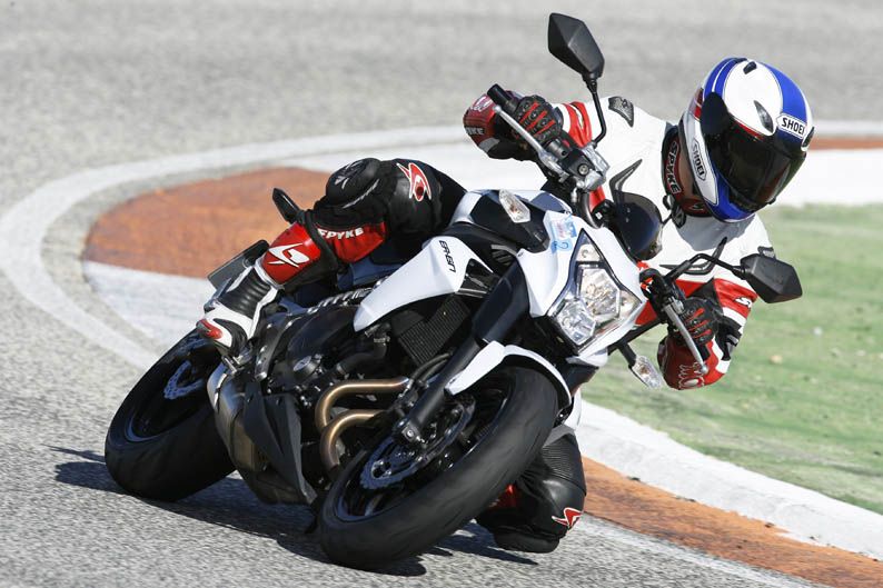 Comparativa naked en circuito