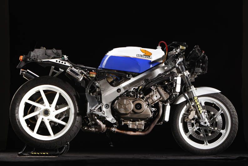 Comparativa: Honda VFR750R RC30 1988 y Aprilia RSV4 2012. Galería de fotos