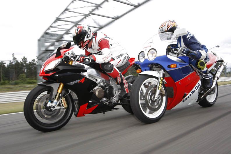Comparativa: Honda VFR750R RC30 1988 y Aprilia RSV4 2012. Galería de fotos
