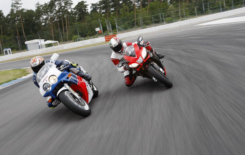 Comparativa: Honda VFR750R RC30 1988 y Aprilia RSV4 2012. Galería de fotos
