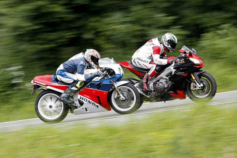 Comparativa: Honda VFR750R RC30 1988 y Aprilia RSV4 2012. Galería de fotos