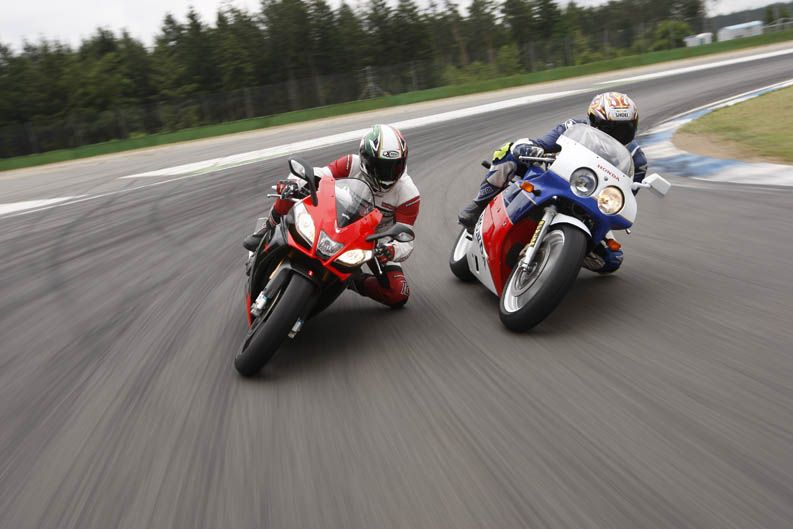 Comparativa: Honda VFR750R RC30 1988 y Aprilia RSV4 2012. Galería de fotos