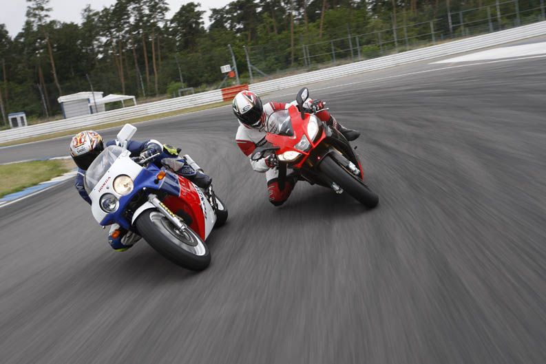 Comparativa: Honda VFR750R RC30 1988 y Aprilia RSV4 2012. Galería de fotos