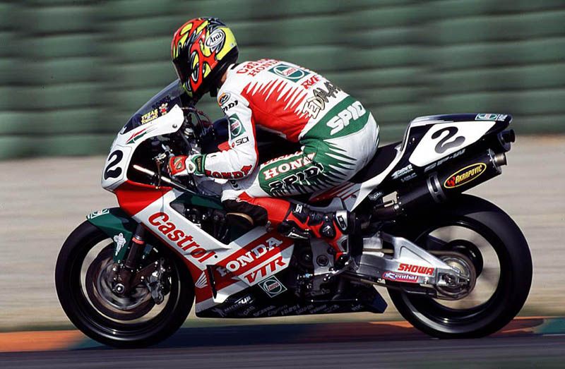 Comparativa: Honda VFR750R RC30 1988 y Aprilia RSV4 2012. Galería de fotos