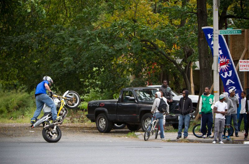 Pandilleros en moto de Baltimore