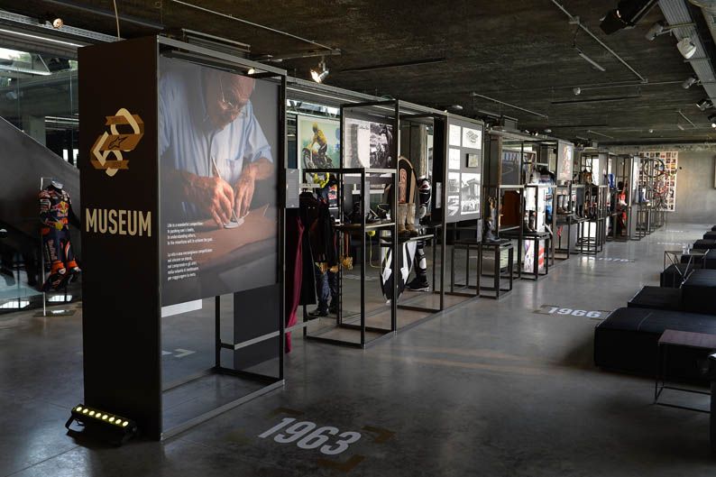 Alpinestars reúne a pilotos míticos en su 50 aniversario. Galería de fotos