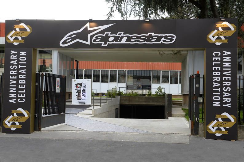 Alpinestars reúne a pilotos míticos en su 50 aniversario. Galería de fotos