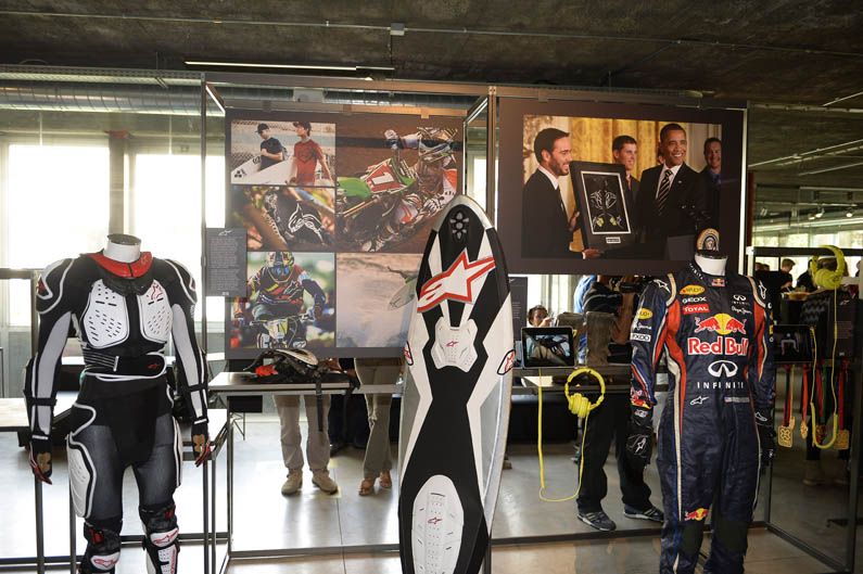 Alpinestars reúne a pilotos míticos en su 50 aniversario. Galería de fotos