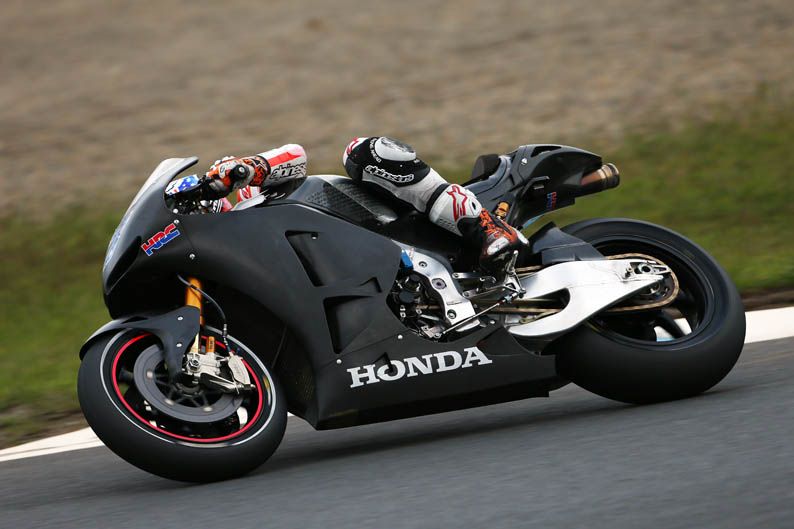 Casey Stoner prueba la Honda carreras cliente en MotegiCasey Stoner prueba la Honda carreras cliente en Motegi
