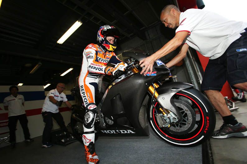 Casey Stoner prueba la Honda carreras cliente en Motegi