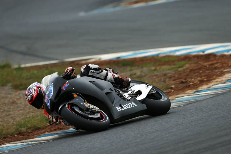 Casey Stoner prueba la Honda carreras cliente en Motegi