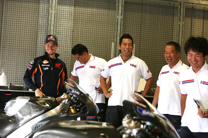 Casey Stoner prueba la Honda carreras cliente en Motegi