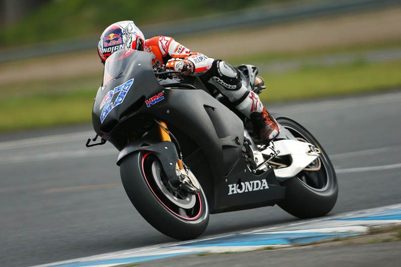 Casey Stoner prueba la Honda carreras cliente en Motegi