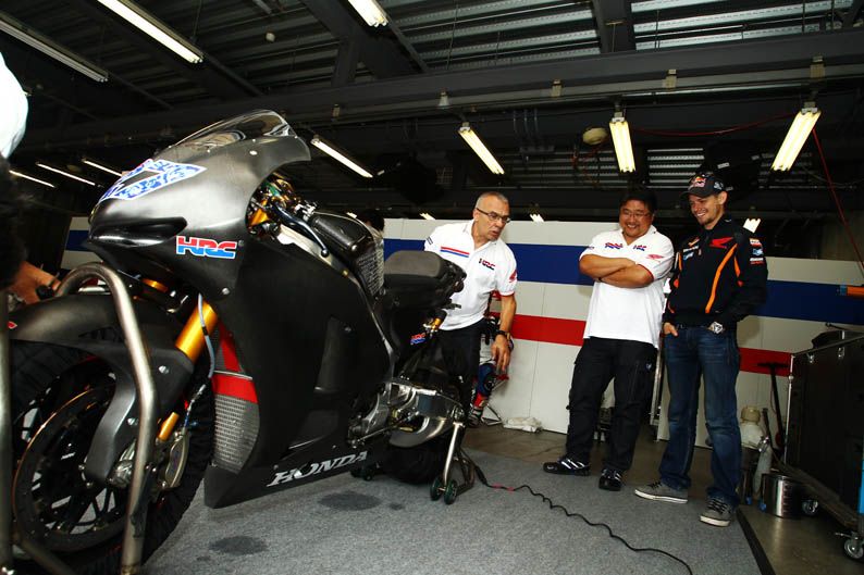 Casey Stoner prueba la Honda carreras cliente en Motegi