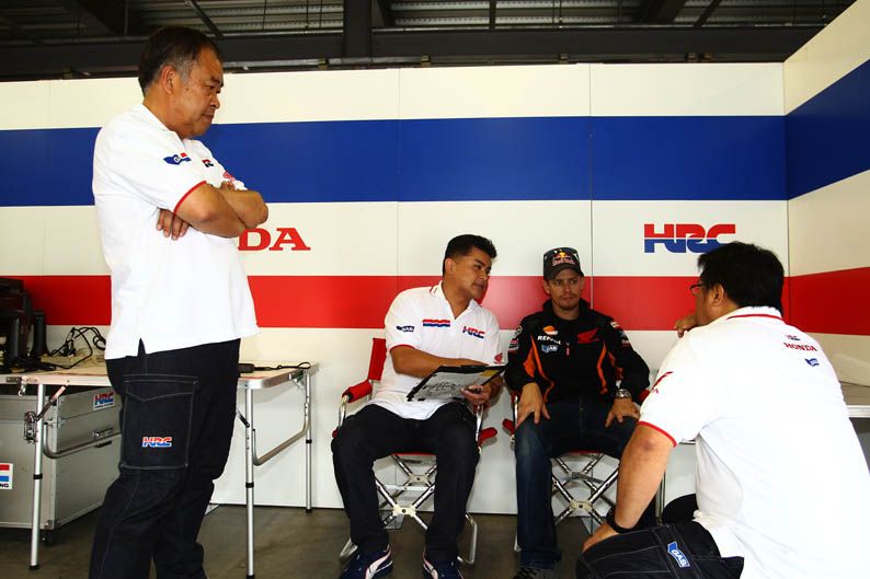 Casey Stoner prueba la Honda carreras cliente en Motegi