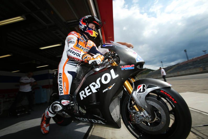 Casey Stoner prueba la Honda carreras cliente en Motegi