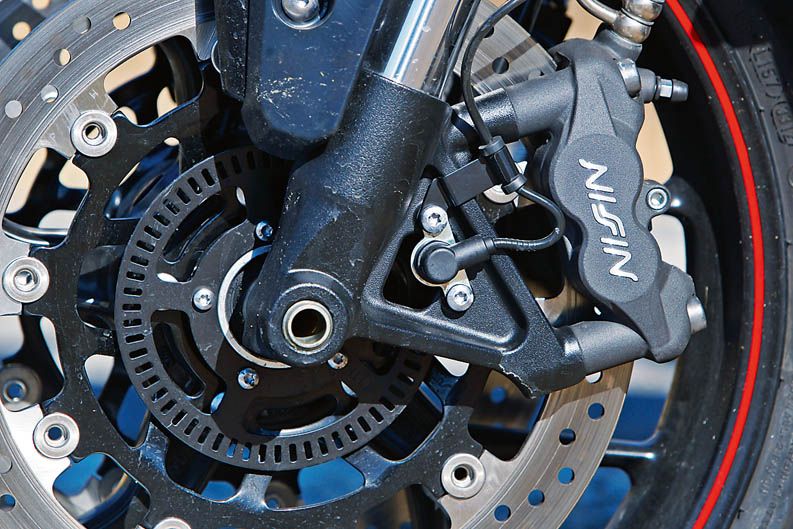 Comparativa trail: Aprilia, Kawasaki y Triump. Galería de fotos.