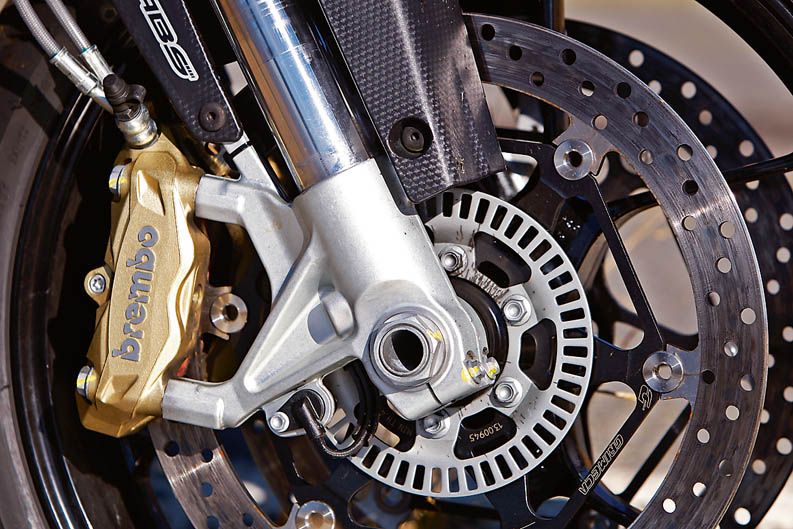 Comparativa trail: Aprilia, Kawasaki y Triump. Galería de fotos.