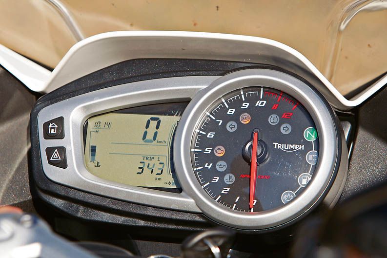 Comparativa trail: Aprilia, Kawasaki y Triump. Galería de fotos.