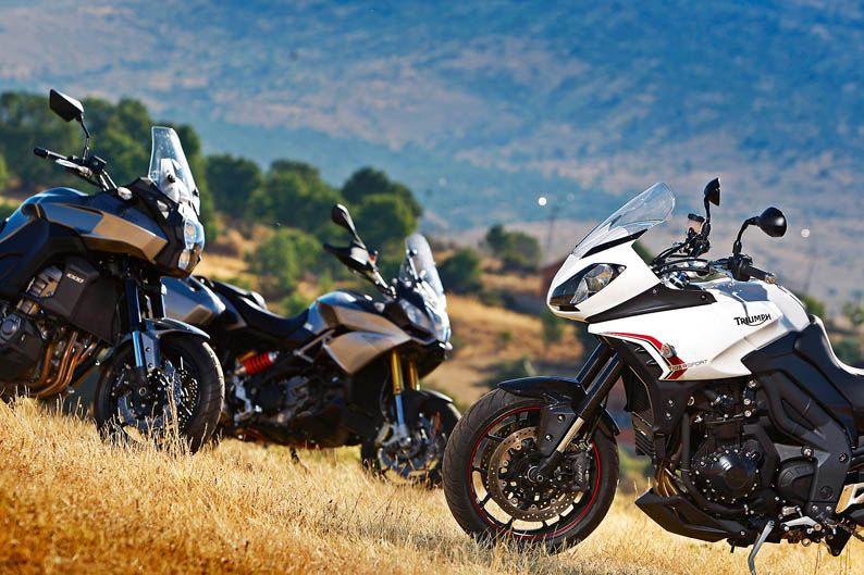 Comparativa trail: Aprilia, Kawasaki y Triump. Galería de fotos.