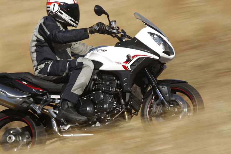 Comparativa trail: Aprilia, Kawasaki y Triump. Galería de fotos.