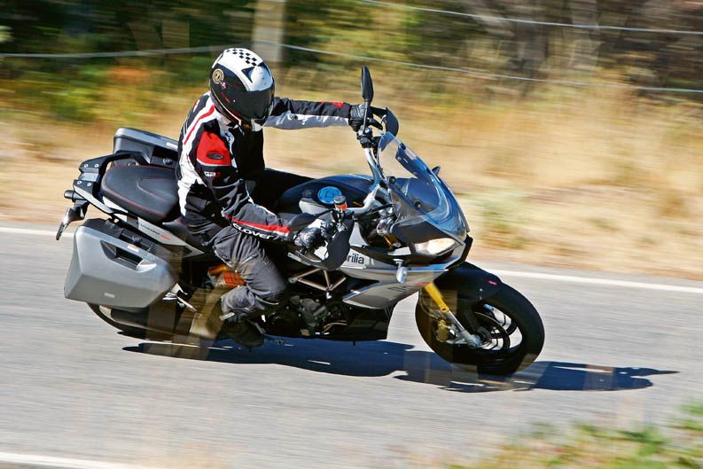 Comparativa trail: Aprilia, Kawasaki y Triump. Galería de fotos.