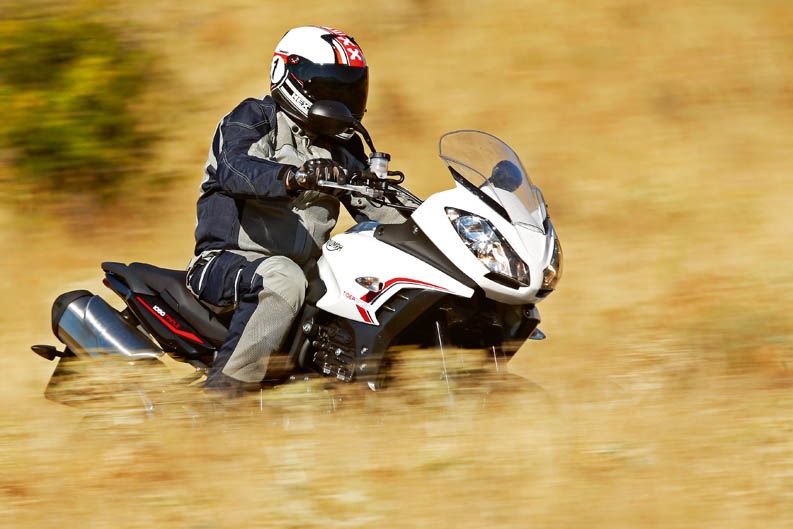 Comparativa trail: Aprilia, Kawasaki y Triump. Galería de fotos.