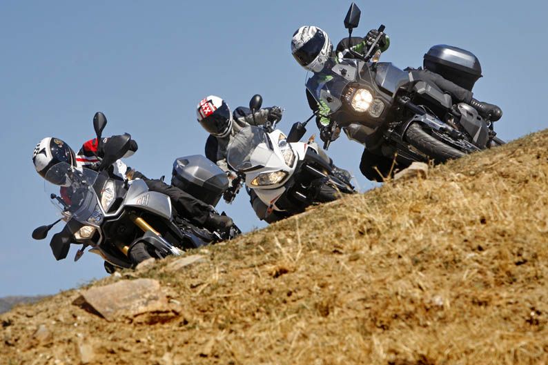 Comparativa trail: Aprilia, Kawasaki y Triump. Galería de fotos.