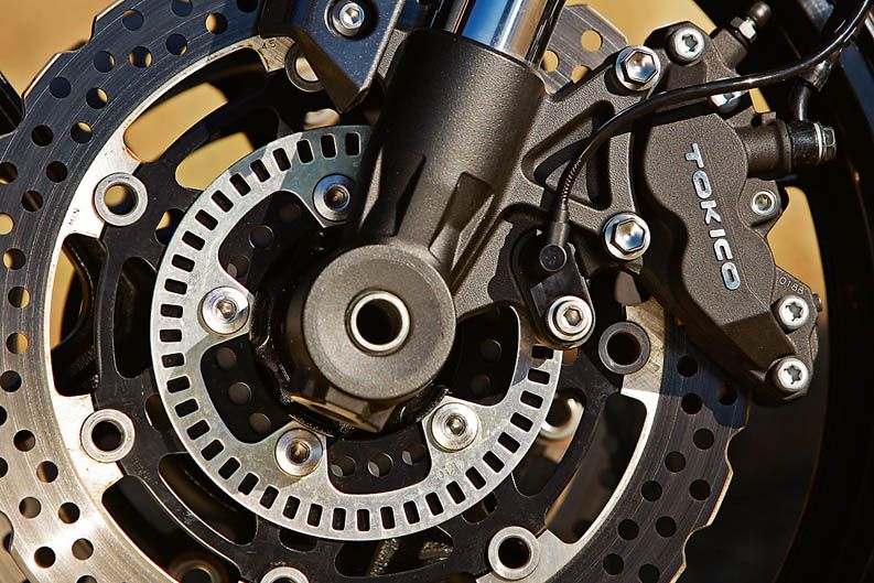 Comparativa trail: Aprilia, Kawasaki y Triump. Galería de fotos.