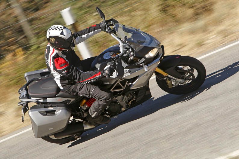 Comparativa trail: Aprilia, Kawasaki y Triump. Galería de fotos.