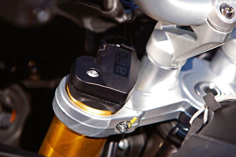Comparativa trail: Aprilia, Kawasaki y Triump. Galería de fotos.