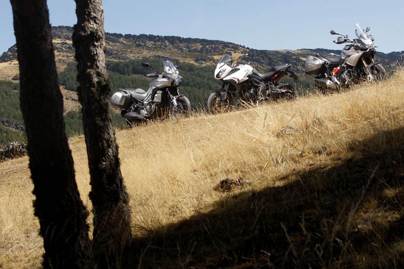 Comparativa trail: Aprilia, Kawasaki y Triump. Galería de fotos.