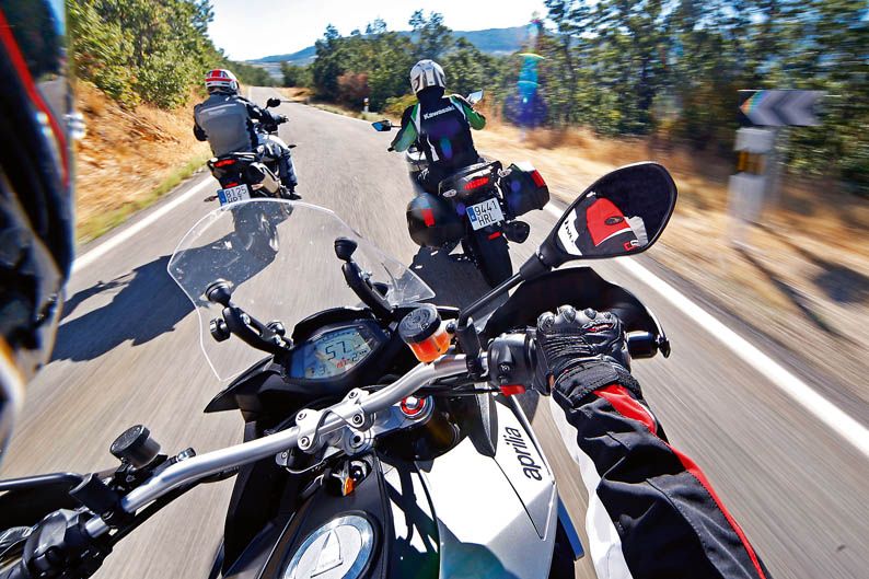 Comparativa trail: Aprilia, Kawasaki y Triump. Galería de fotos.
