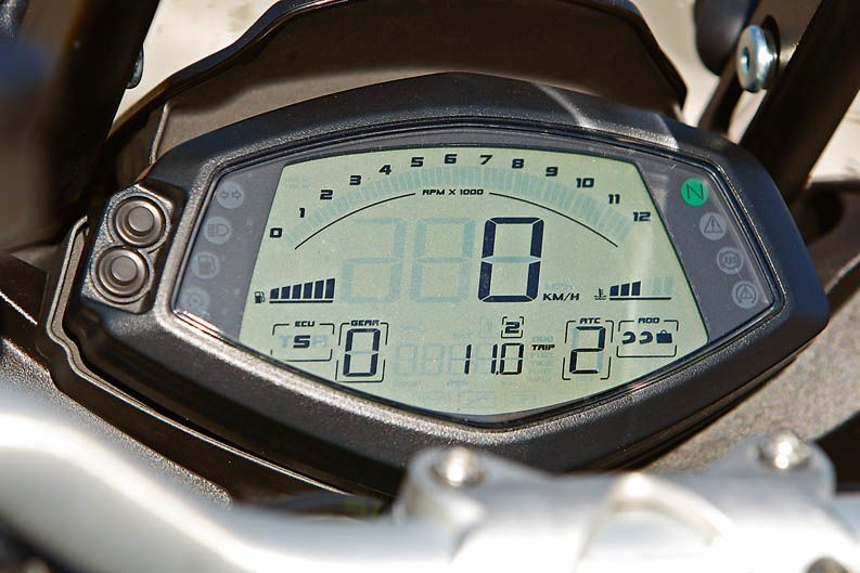 Comparativa trail: Aprilia, Kawasaki y Triump. Galería de fotos.