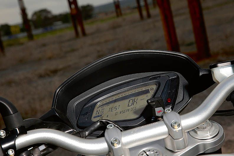 Comparativa MV Augusta brutale 800, Triumph Street Triple R ABS y Yamaha MT-09. Fotos