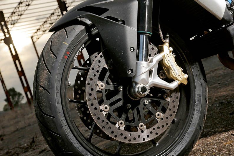 Comparativa MV Augusta brutale 800, Triumph Street Triple R ABS y Yamaha MT-09. Fotos