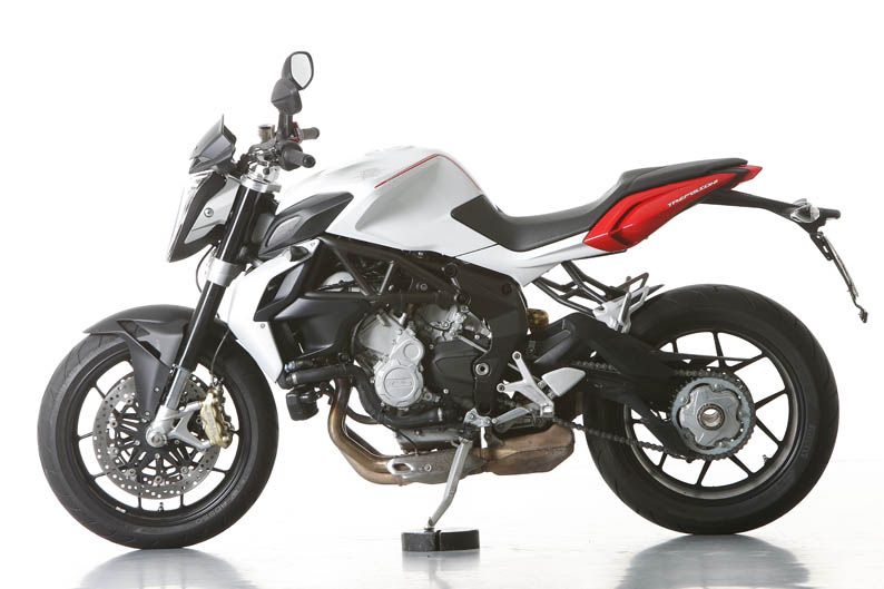 Comparativa MV Augusta brutale 800, Triumph Street Triple R ABS y Yamaha MT-09. Fotos