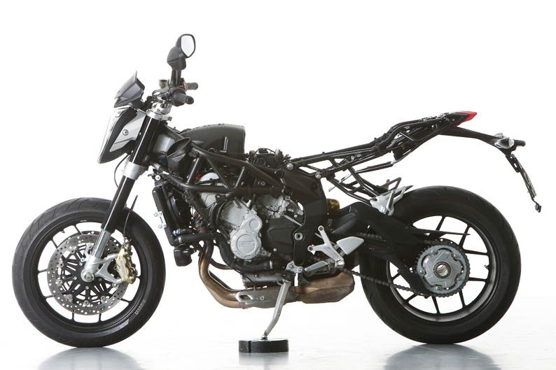 Comparativa MV Augusta brutale 800, Triumph Street Triple R ABS y Yamaha MT-09. Fotos
