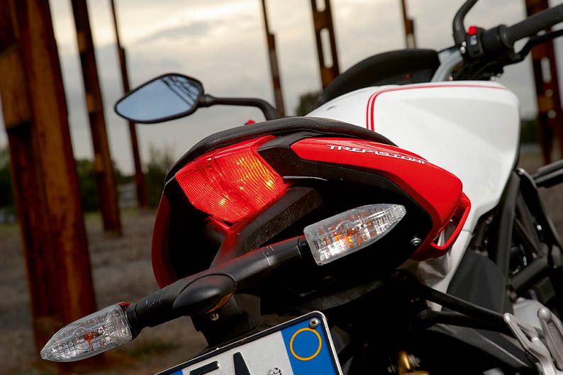 Comparativa MV Augusta brutale 800, Triumph Street Triple R ABS y Yamaha MT-09. Fotos