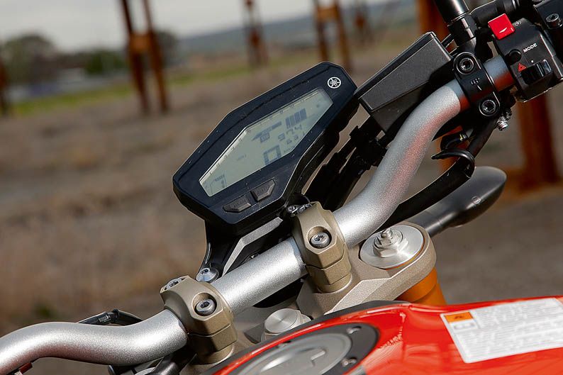 Comparativa MV Augusta brutale 800, Triumph Street Triple R ABS y Yamaha MT-09. Fotos