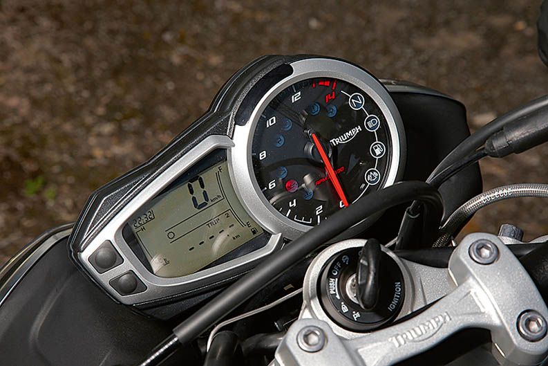 Comparativa MV Augusta brutale 800, Triumph Street Triple R ABS y Yamaha MT-09. Fotos