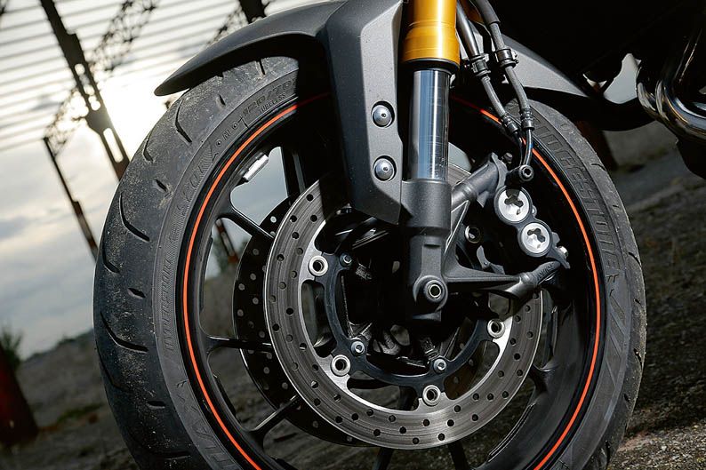 Comparativa MV Augusta brutale 800, Triumph Street Triple R ABS y Yamaha MT-09. Fotos