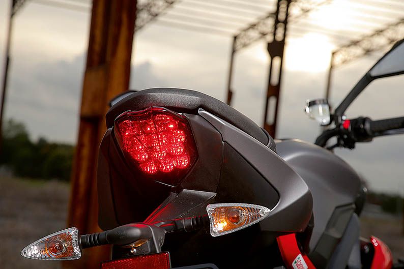 Comparativa MV Augusta brutale 800, Triumph Street Triple R ABS y Yamaha MT-09. Fotos